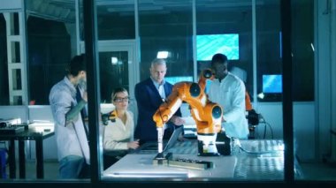 Robot deneyi bir grup araştırmacı tarafından yürütülüyor.