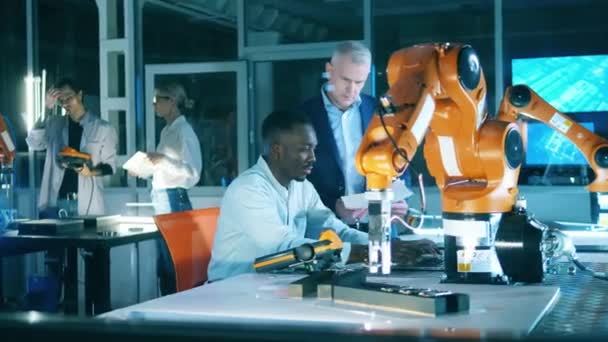 Researchers are holding an experiment with a robotic arm — Wideo stockowe