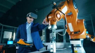 Robot mekanizması bir araştırmacı tarafından kontrol ediliyor.