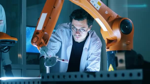 Il ricercatore sta discutendo un esperimento robotico con i colleghi — Video Stock