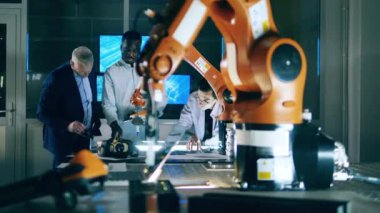 Araştırma ekibi bir robot mekanizması üzerinde çalışıyor.