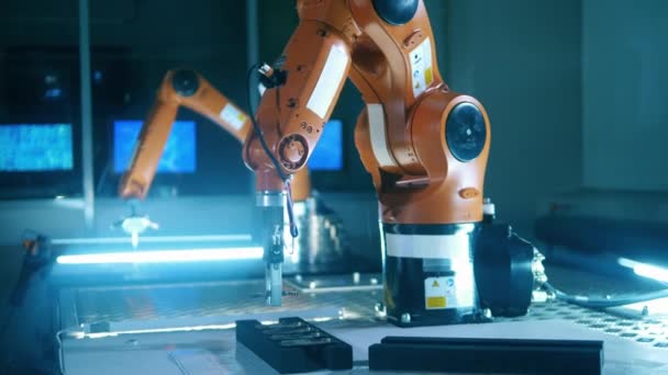 Robot está desplazando microchips en el laboratorio de TI — Vídeo de stock