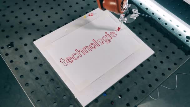 Robotický mechanismus je psaní na papír s ostrou — Stock video
