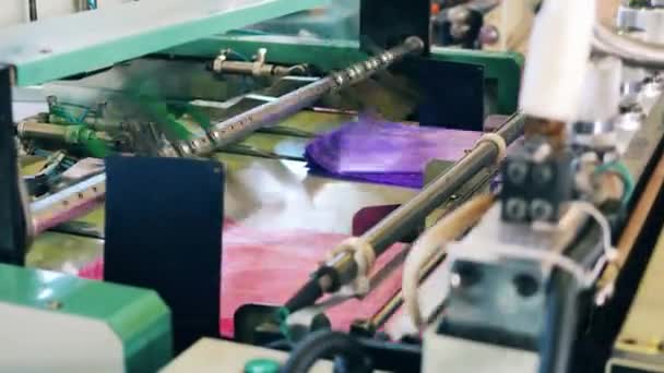 ポリエチレン製造工場でのビニール袋切断機 — ストック動画