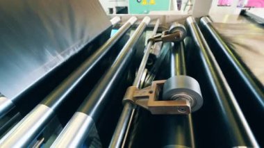 Siyah plastik torba üretim makinesi. Kapat.