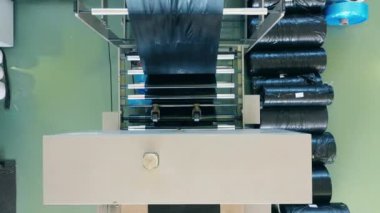 Siyah plastik torba üretim süreci. Üst görünüm