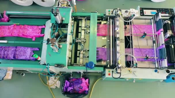 Widok z góry na kolorowe plastikowe torby maszyny produkcyjnej w fabryce produkcji polietylenu — Wideo stockowe