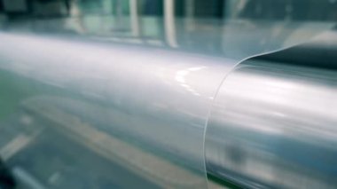 Silindirlerden gelen polipropilenin görüntüsü kalıba hazır.