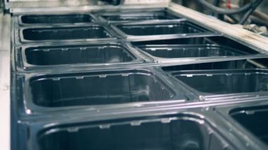 Siyah plastik kaplar termoform süreci