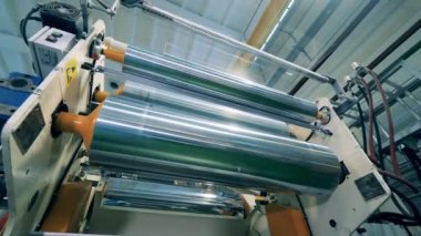 Plastik film rulosu tek kullanımlık sofra takımı üretimi için sersemletici değil