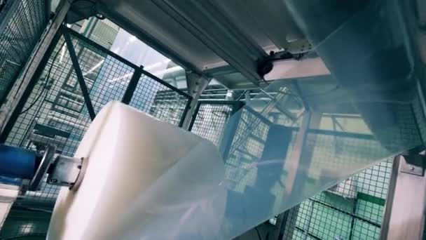 Bobinado de polietileno en la fábrica de productos de polímero — Vídeo de stock