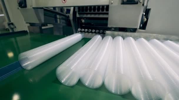 コンベアライン上の使い捨てプラスチックカップスタック — ストック動画