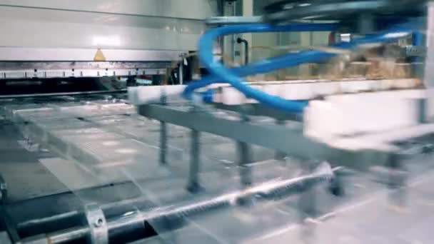 Automatische manipulator met zuignappen haalt plastic voedseldozen uit plastic folie — Stockvideo