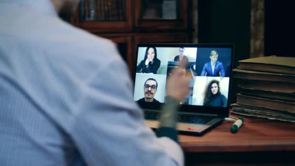 Primer plano de los estudiantes remotos mirando al profesor desde la pantalla — Vídeo de stock