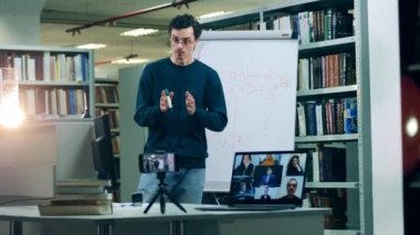 Öğrenci ve eğitmen arasındaki çevrimiçi etkileşim