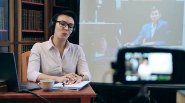 Online eğitim. Öğretmen uzak öğrencilerden biriyle iletişim kuruyor.