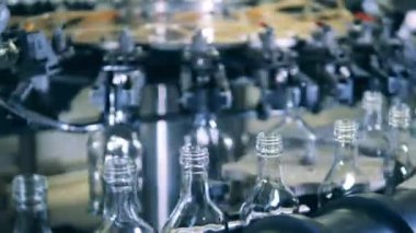 Cam şişeler mekanik olarak taşınıyor.
