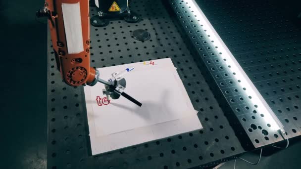 Gerakan cepat dari perangkat robotik menulis di atas kertas — Stok Video