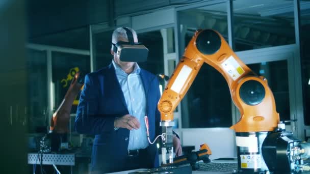 Ingegnere maschio è VR-occhiali sta lavorando con un dispositivo automatizzato — Video Stock