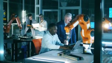 Mühendisler bir robotik cihaz üzerinde araştırma yapıyorlar.