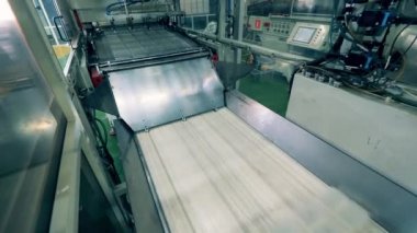 Robot manipülatörü, saydam yiyecek kapları yapıyor.