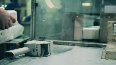 Fabrika işçisi kağıt mendil paketliyor.