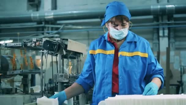 La trabajadora está reubicando lotes de tejidos de papel — Vídeo de stock