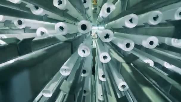 Бумажные рулоны внутри движущейся машины завода — стоковое видео