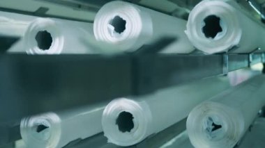 Fabrika mekanizması kağıt rulolarının yerini değiştiriyor.