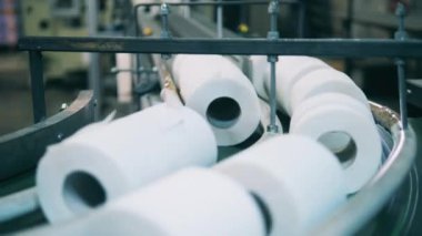 Birden fazla tuvalet kağıdı rulosu olan taşıyıcı makine