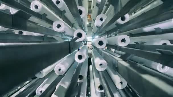 Внутренний вид заводского механизма транспортировки бумажных рулонов — стоковое видео