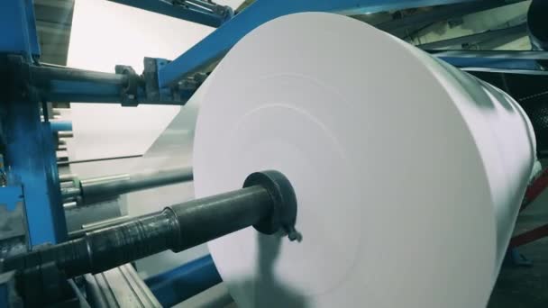 Fabrikmaschine mit massiver Papierrolle wird gewickelt — Stockvideo