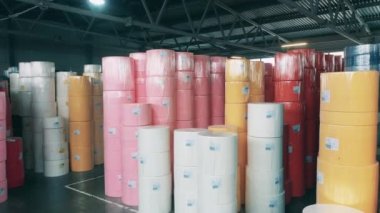 Renkli kağıtlarla dolu kağıt üretim fabrikası.