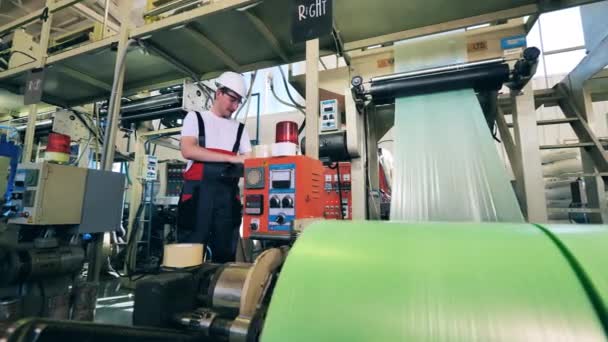 Fabrieksarbeider die zijn laptop gebruikt om polyethyleen productieproces te controleren — Stockvideo