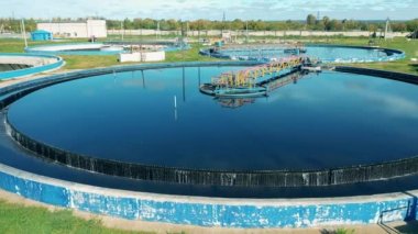 Büyük dairesel tortu tankının İHA görüntüsü