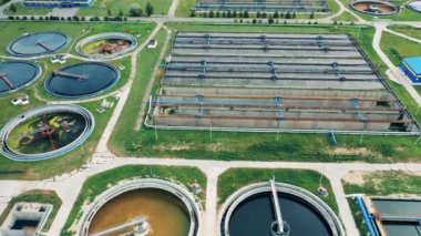 Su yönetimi konsepti. Atık su arıtma için oluşturulan dairesel netleştiricinin havadan görüntüsü