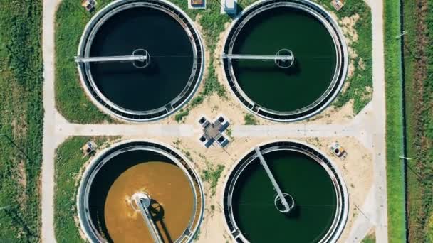 Bovenaanzicht van circulaire zuiveraars in een rioolwaterzuiveringsinstallatie. Concept afvalwaterzuivering. — Stockvideo