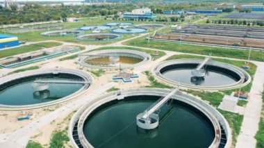 Atık su arıtma tesisinde güpegündüz eritme tanklarının drone atışları. Su yönetimi kavramı.