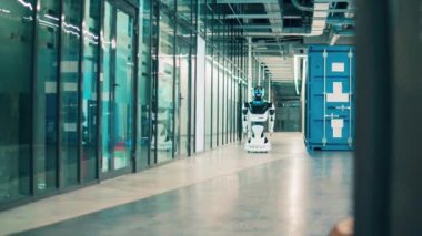 Bir sayborg depo koridorunda ilerliyor.