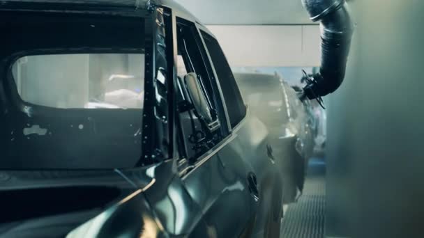 Roboty lakiernicze samochodowe spray malowanie nadwozia pojazdu w zakładzie produkcyjnym samochodów — Wideo stockowe