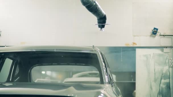 Αυτοκίνητο ρομπότ ζωγράφος σπρέι ζωγραφική ένα σώμα αυτοκινήτου σε ένα εργοστάσιο αυτοκινήτων — Αρχείο Βίντεο
