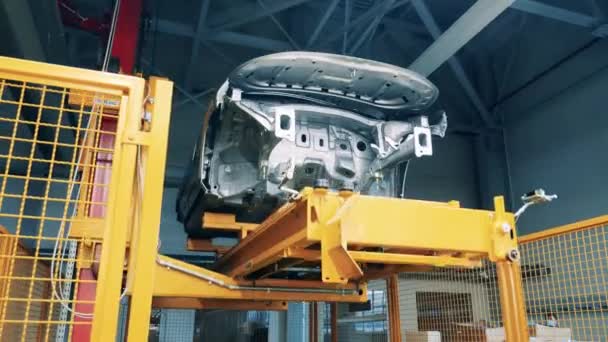 Carrosserie van het voertuig op een autolift in een autofabriek — Stockvideo