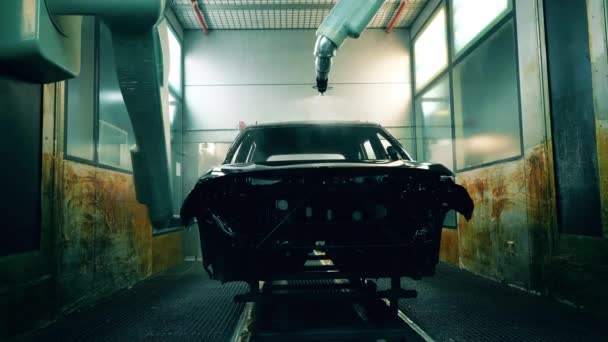 Robot verniciatura a spruzzo un corpo del veicolo in un impianto di produzione di auto — Video Stock