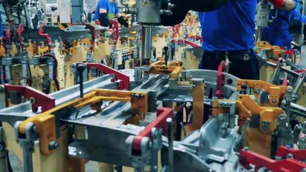 Pracownik fabryki samochodów spawanie części nadwozia samochodu za pomocą spawarki — Wideo stockowe