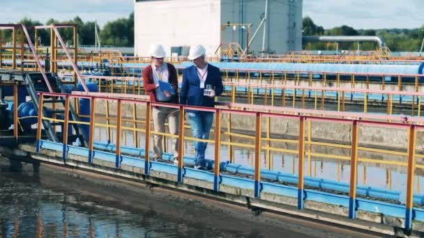 Dois empresários discutem sobre uma estação de tratamento biológico de águas residuais — Vídeo de Stock