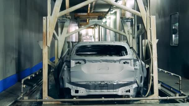 Процесс электропокрытия кузова автомобиля на заводе по производству автомобилей — стоковое видео