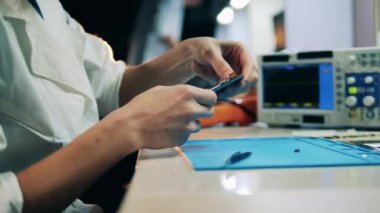 Cep telefonu tamircisi tarafından tamir ediliyor.