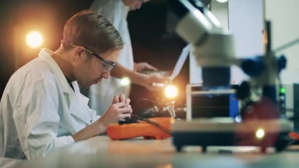 Serviceman is fixing a disassembled cellphone — Stock Video