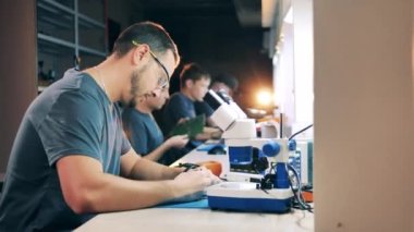 Askerler mikro devrelerle çalışıyorlar.