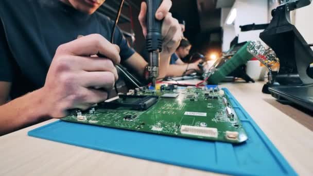 Primo piano di un circuito di computer in riparazione — Video Stock